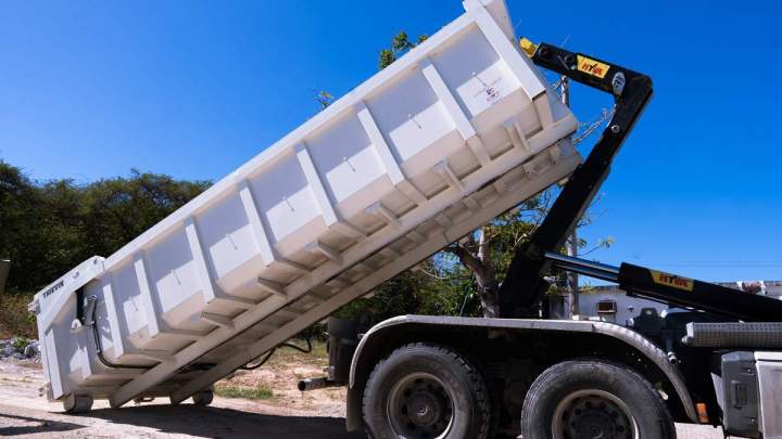 Matériel adapté pour évacuer des déchets et matériaux divers